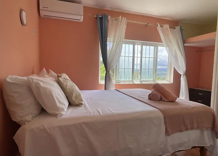 Skyline 2 Queen Bedroom - Perfect For A Couples Getaway!