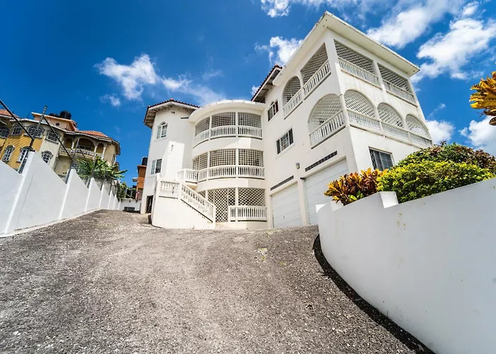 Skyline 2 Queen Bedroom - Perfect For A Couples Getaway! * Montego Bay